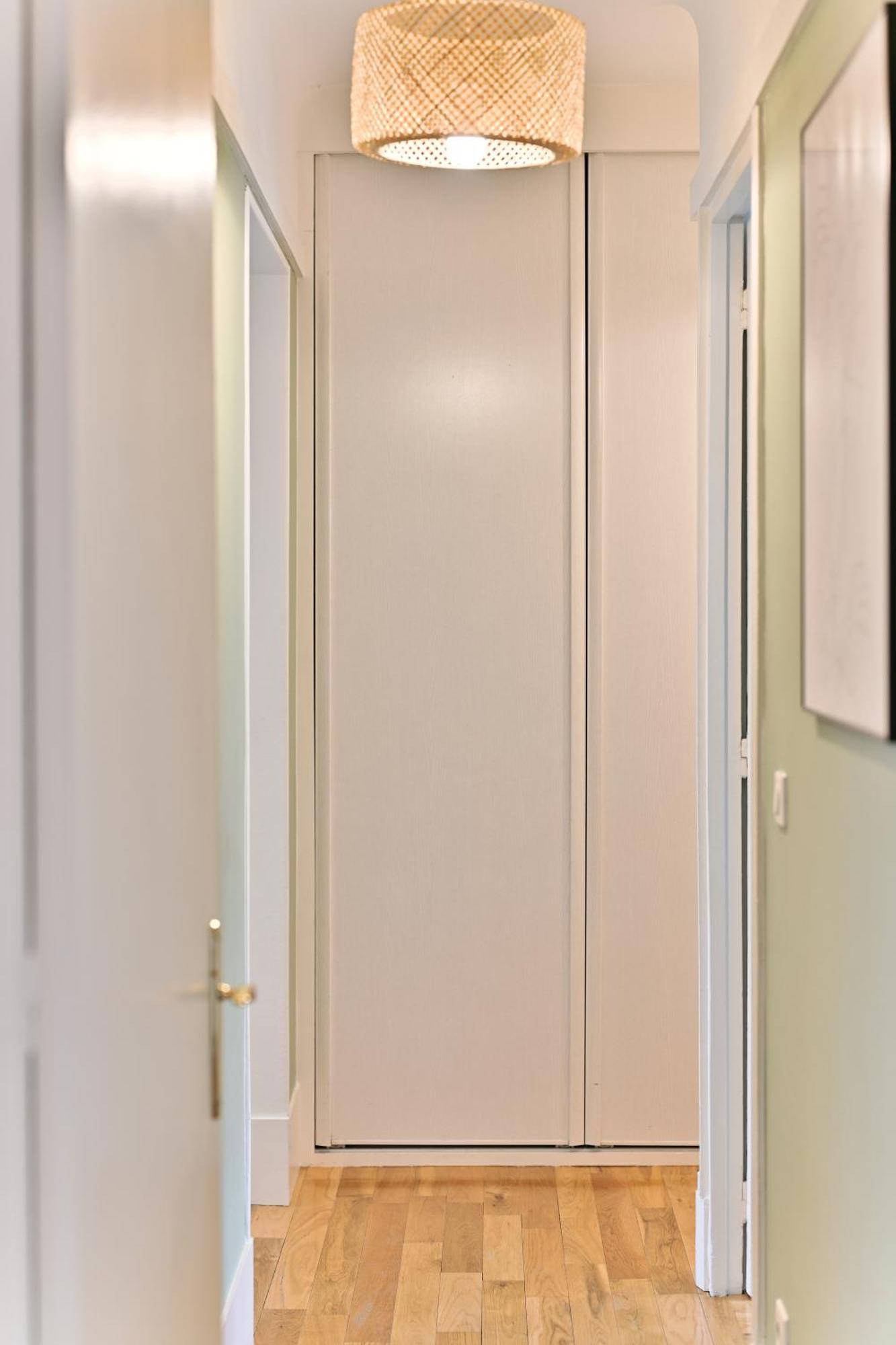 Apartment Proche 17eme Arrondissement - *